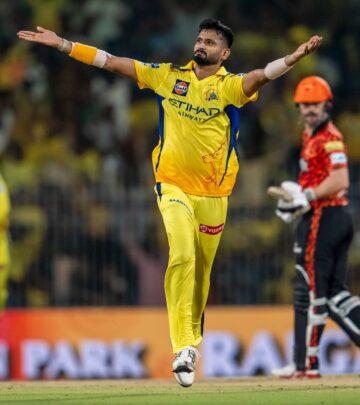 Chennai Super Kings put Sunrisers Hyderabad on the backfoot with crucial powerplay breakthroughs