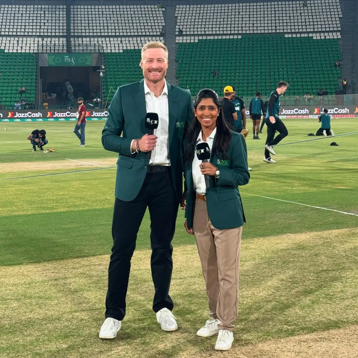 Martin Guptill Joins Pitch Reports With Urooj Mumtaz Khan Cricket star Martin Guptill teams up with Urooj Mumtaz Khan for pitch reports in an HBL PSL feature
