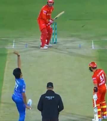 Colin Munro smashes blazing shots in PSL launching the ball towards cheering crowds.