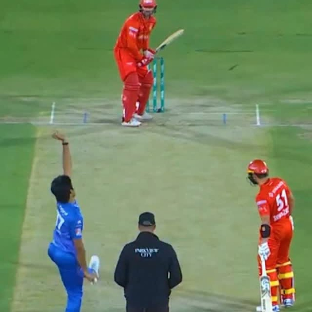 Colin Munro smashes blazing shots in PSL launching the ball towards cheering crowds.