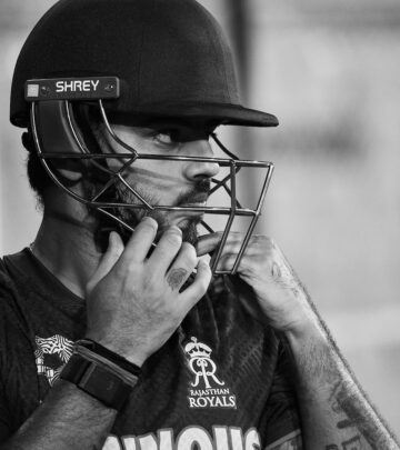 The skilled left-handed batsman signals his determination with a simple but powerful message.