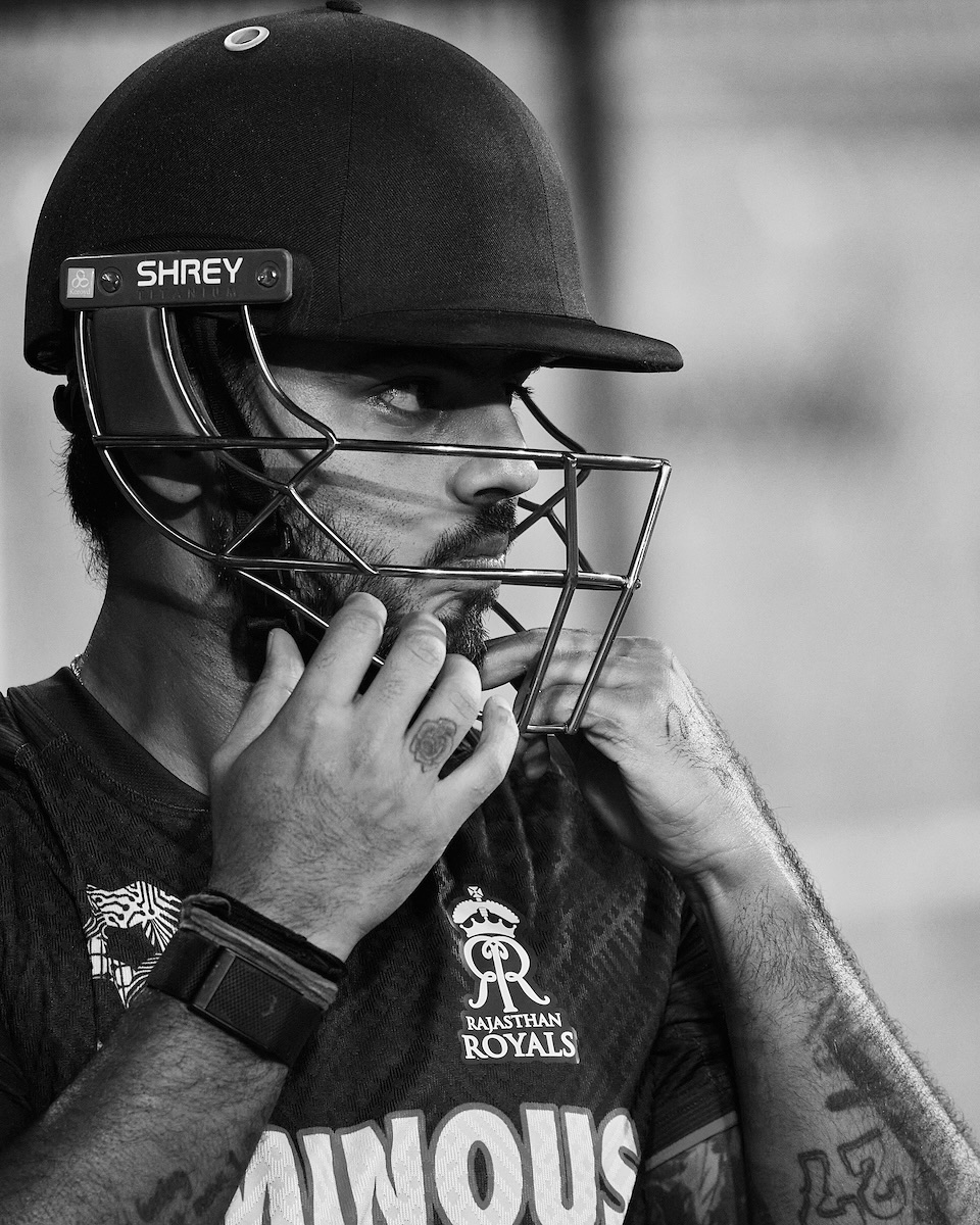 The skilled left-handed batsman signals his determination with a simple but powerful message.