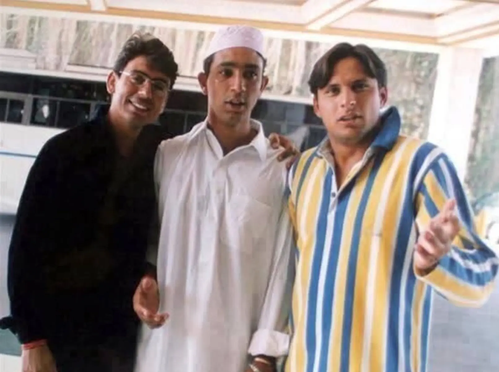 The Rawalpindi Express shares candid moment with former teammates Saqlain, Azhar and Afridi