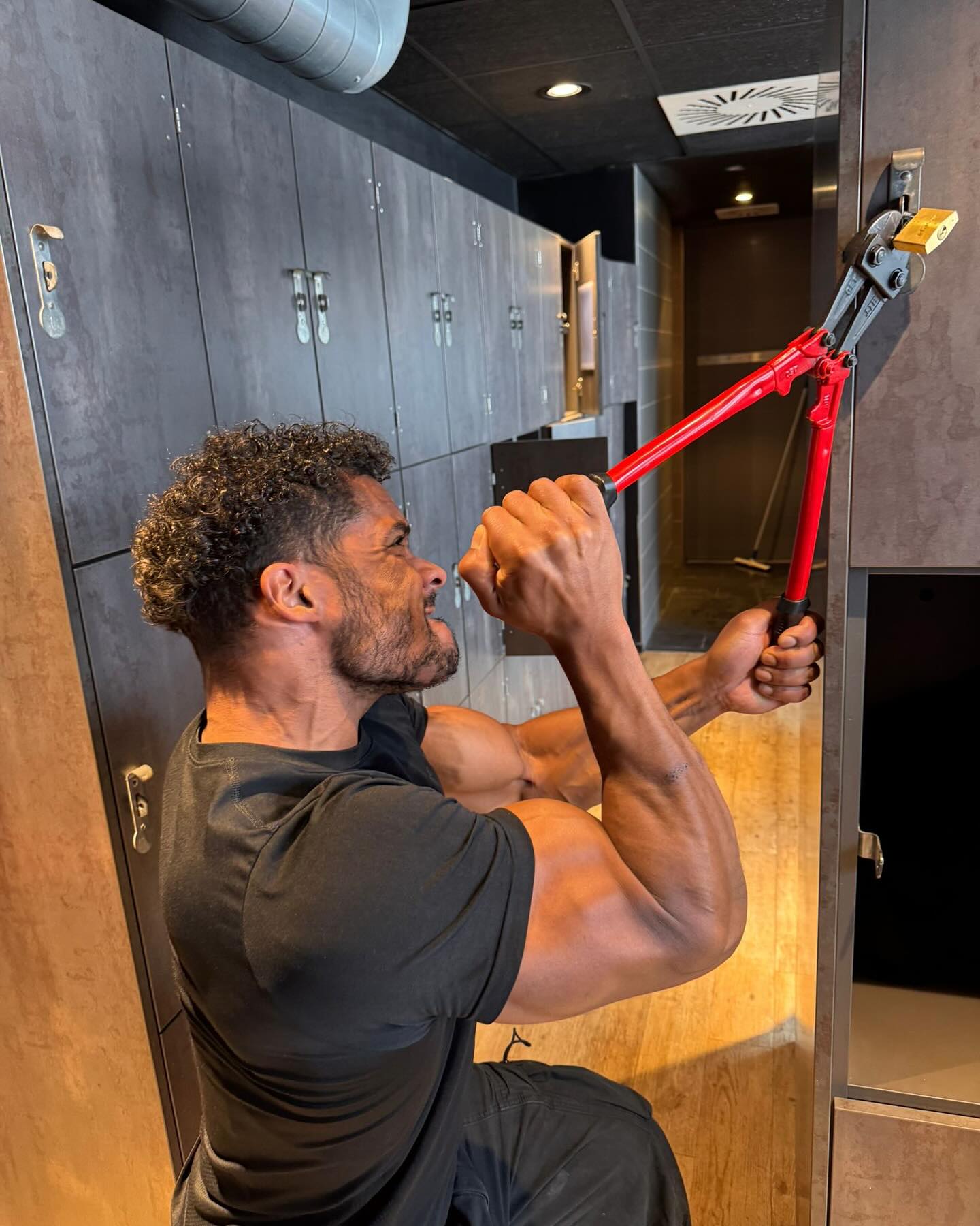 Biceps Over Keys: Christos Garyfallakis’ Gym Humor Discover a witty workout snapshot that defies tradition and inspires vibrant active living.
