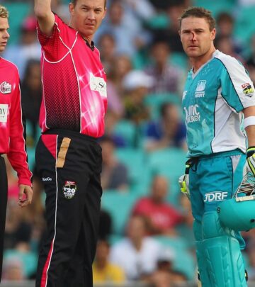 Brett Lee’s Bouncer Breaks McCullum’s Nose in BBL Debut