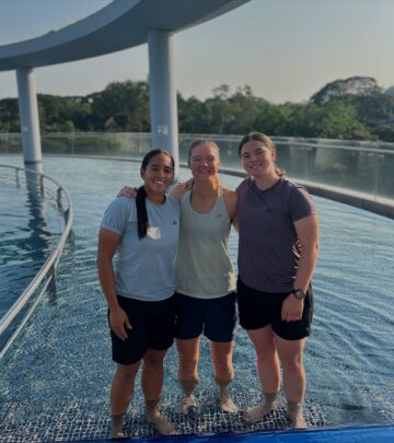 Cricket star Faye Tunnicliffe connects with Bangla fans on a spirited travel adventure!!!