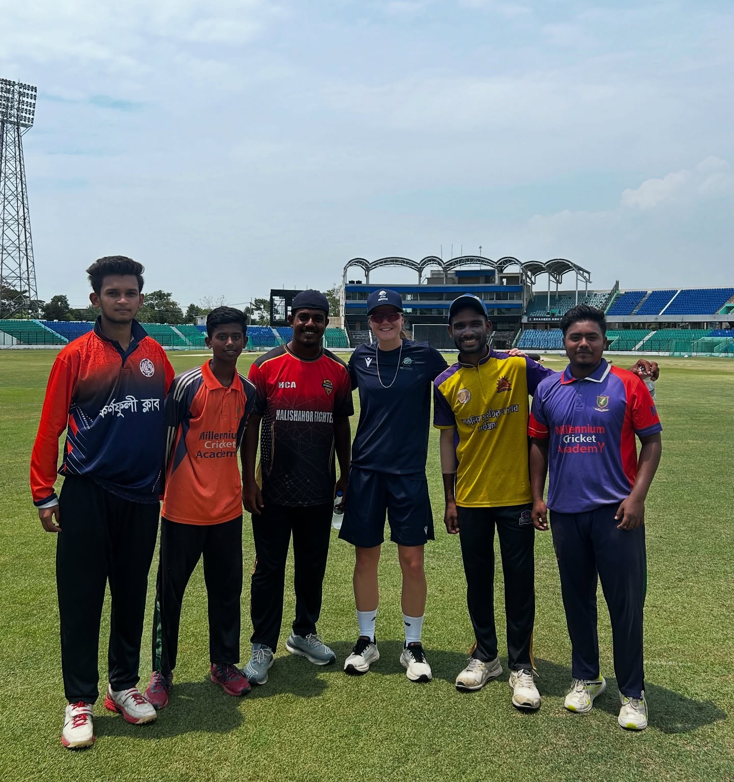 Faye Tunnicliffe Greets Bangla Fans on Cricket Travel