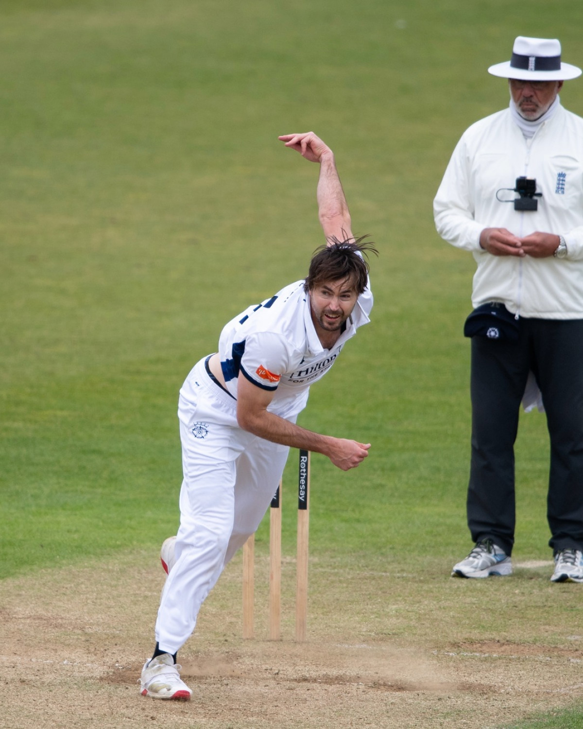 Fletcha Middleton Shines As Hampshire Crashes For 203 Hampshire bowled out at 203; Middleton scores 79, setting stage for Warwickshire's chase.!