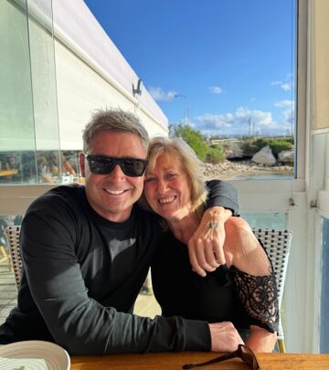 Celebrated cricketer Michael Clarke honors his mother on her birthday with warm photos !!!