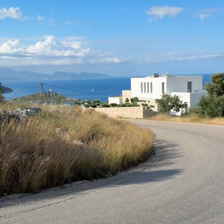 Pelé Zac Embraces Coaching Retreat In Greek Paradise