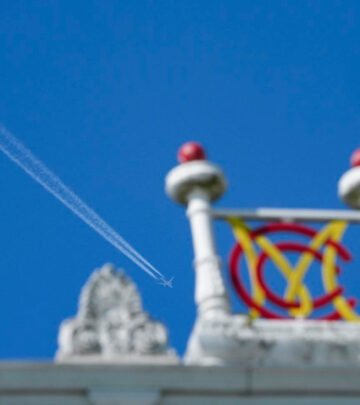 Plane Over Lords: Vapour Trail Captures MCC Crest