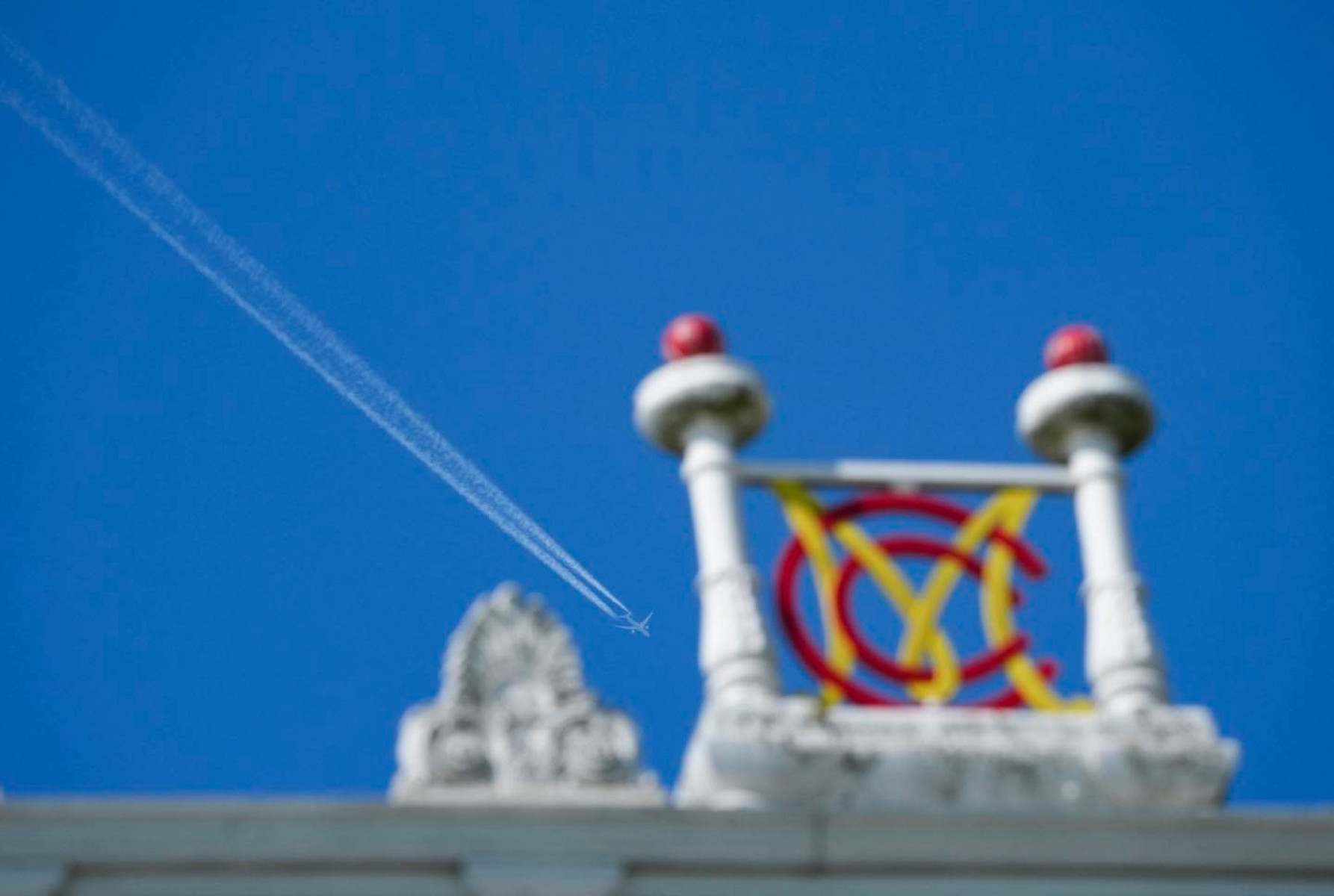 Plane Over Lords: Vapour Trail Captures MCC Crest Jet leaves artistic smoke above renowned venue, merging legacy with creative aerial art!!