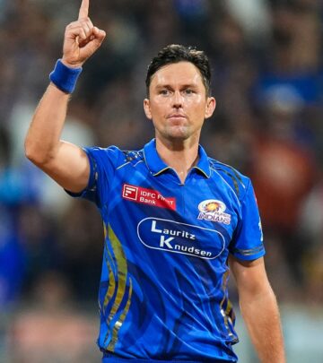 Thunder Storm In Mumbai: Mumbai Indians Brave The Weather