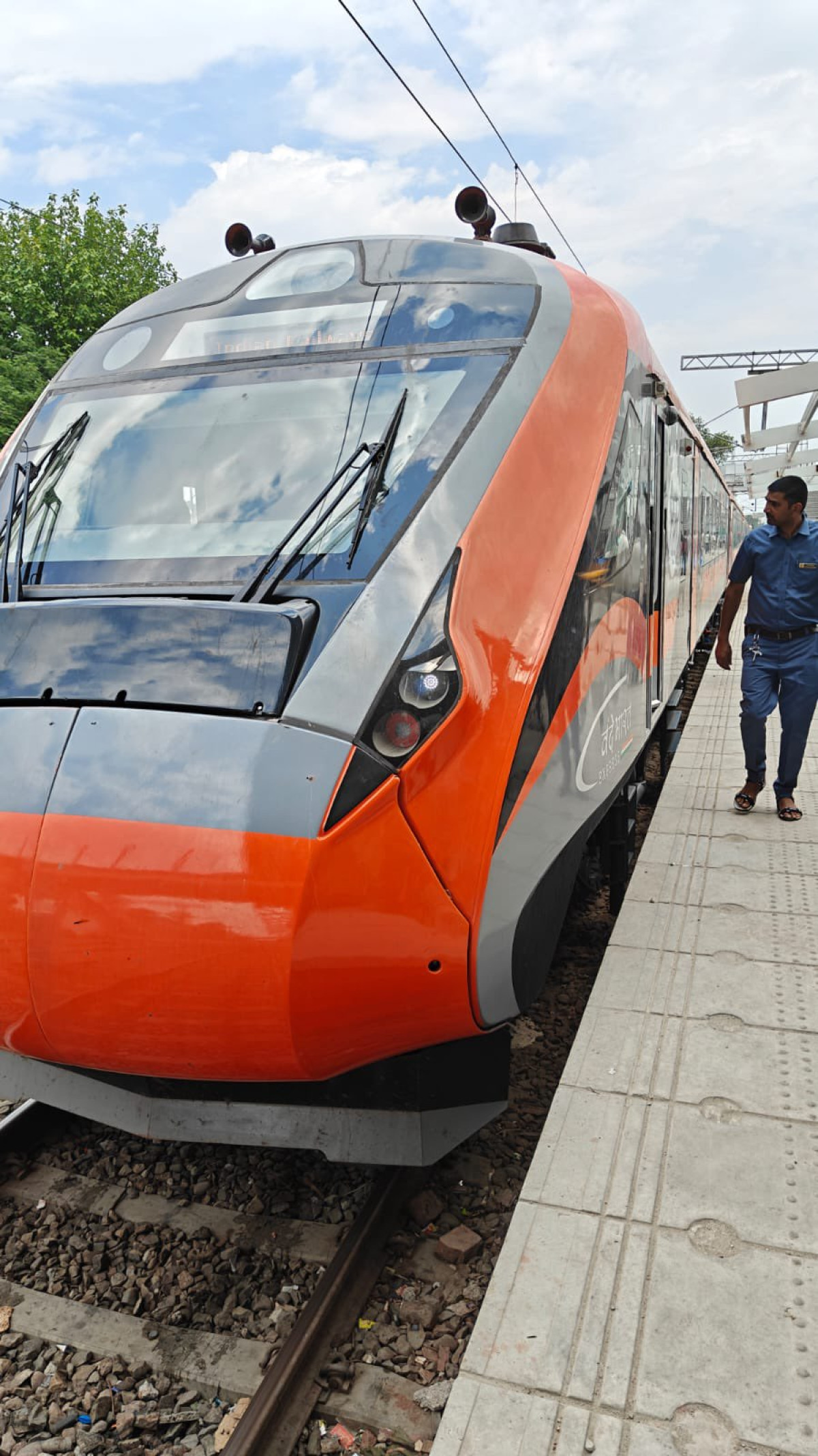 Vande Bharat Train Transports IPL Team To New Delhi Rail Ministry Of India arranged a special Vande Bharat train for IPL crew.