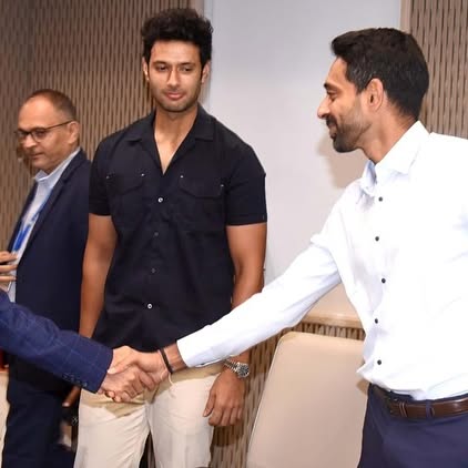 Dhawal Kulkarni Felicitated At BPCL Office