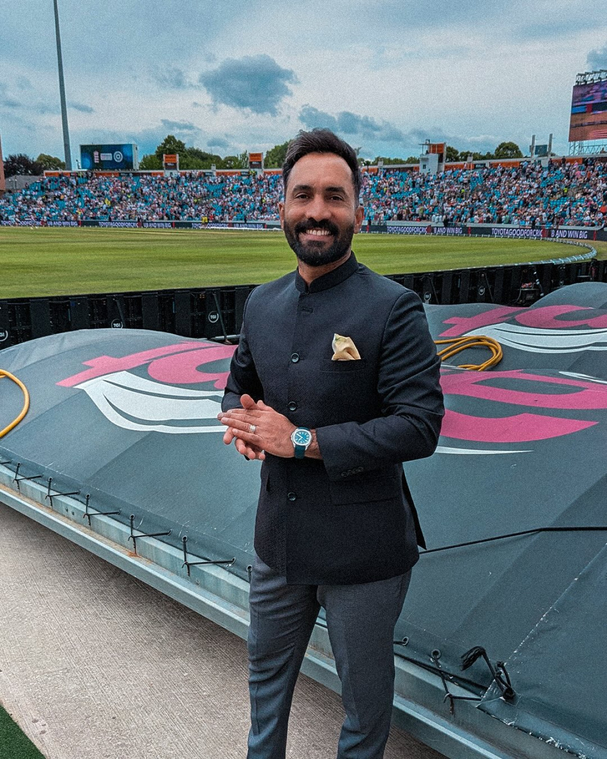 Dinesh Karthik’s Commentary Closet Unveiled Cricket star Dinesh Karthik offers a rare behind-the-scenes peek at his commentary role!!!