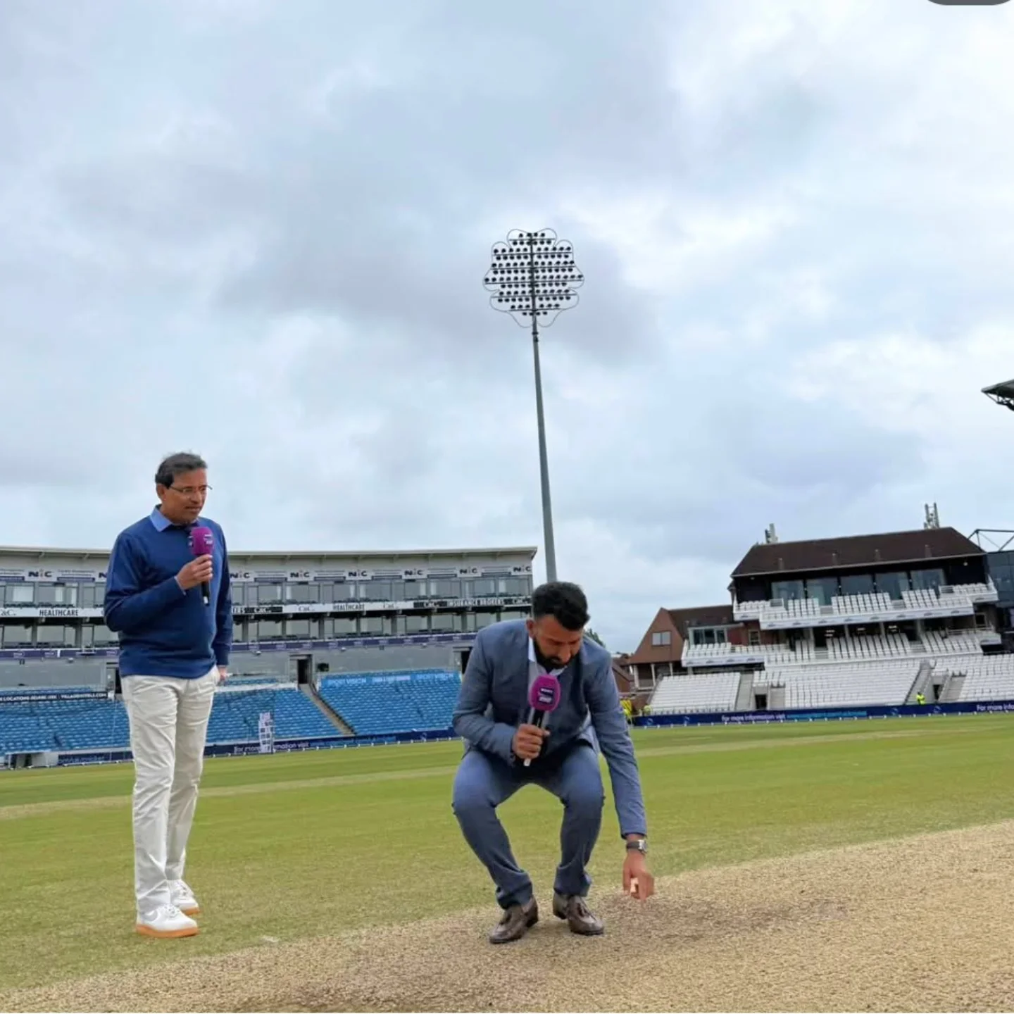 Harsha Bhogle Delivers Unique Hindi Pitch Report Renowned commentator offers a refreshing cricket pitch report in Hindi without Hinglish!!!