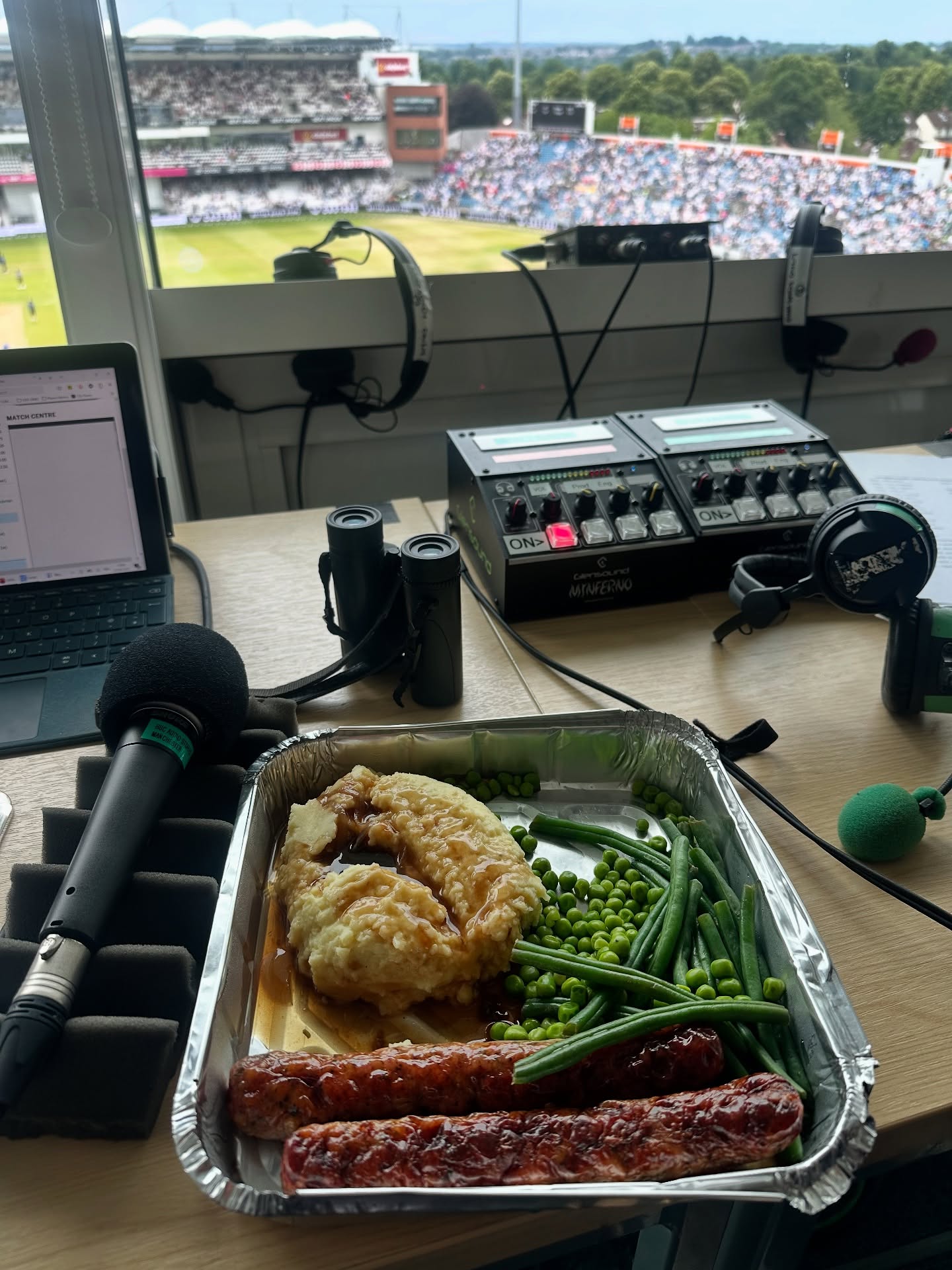India Test Update: Clouds, Lunch & 10 Inch Sausage Veteran cricket insight from Michael Vaughan as weather shifts on a lively match play!!!!