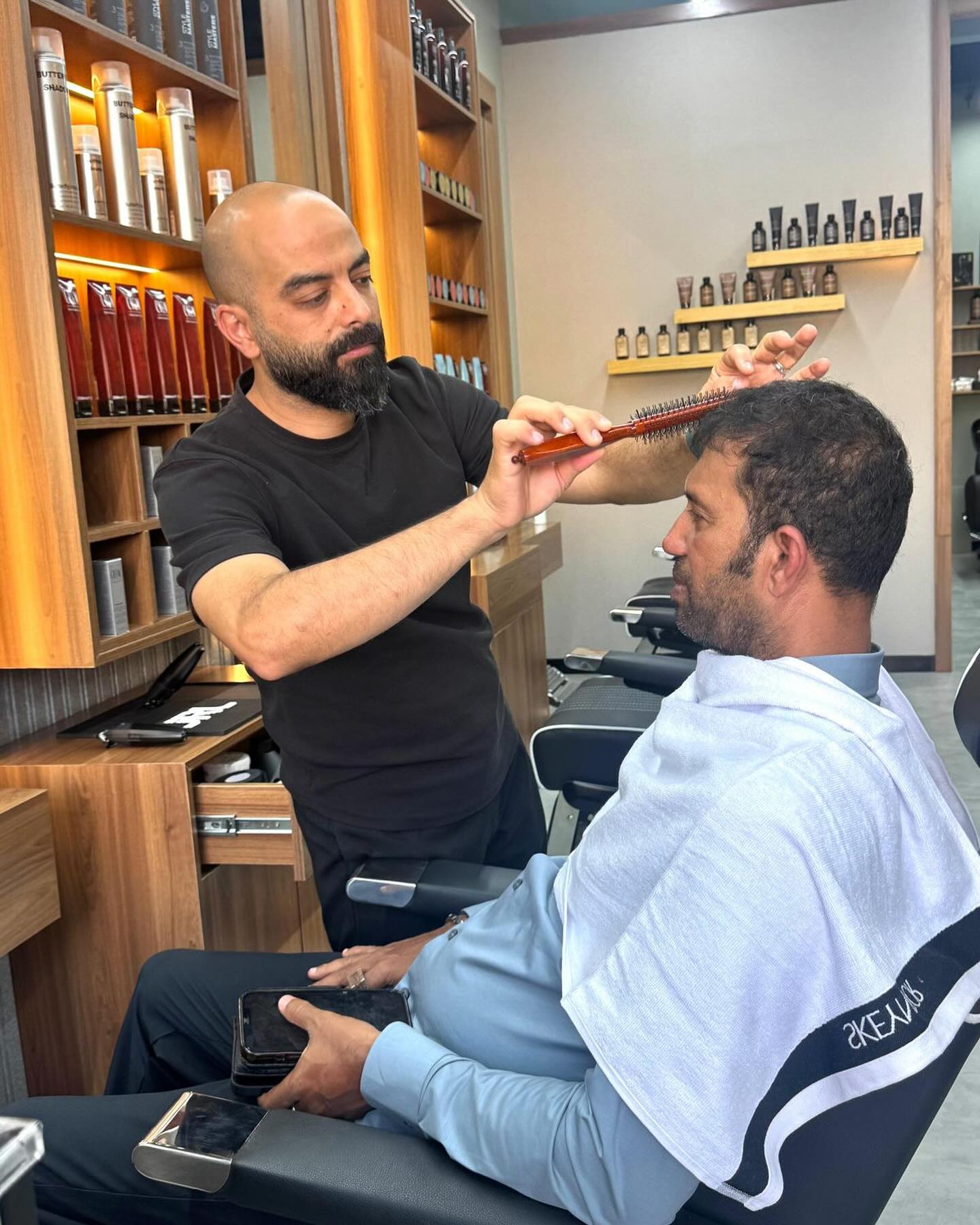 Kumar Dharmasena Unveils Bold New Haircut Veteran cricket umpire Kumar Dharmasena stuns fans with an edgy, stylish new hairdo today!