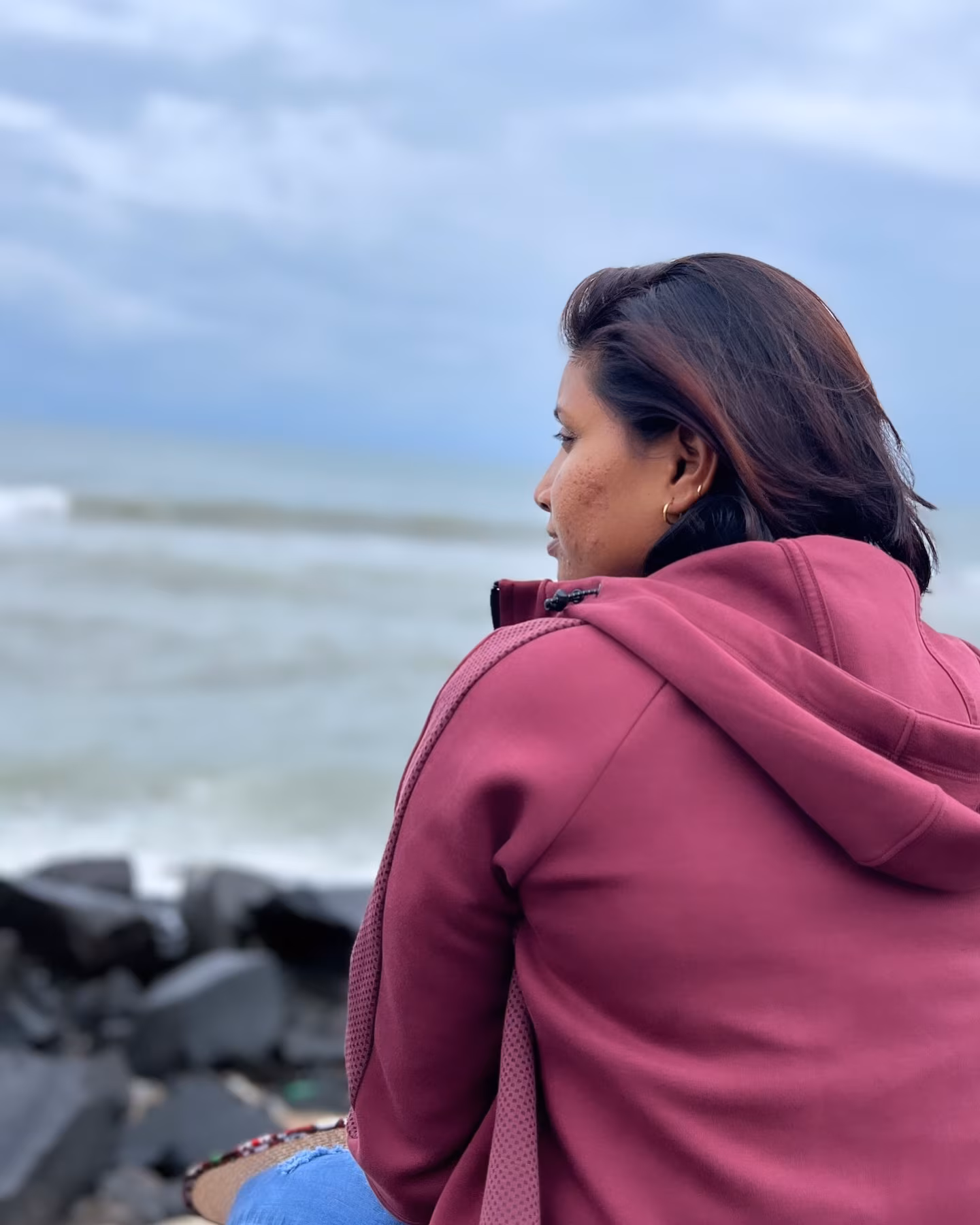Rajeshwari Gayakwad Embraces Oceanic Calm Renowned spinner shows deep introspection in a stunning seaside portrait of pure grace!!!
