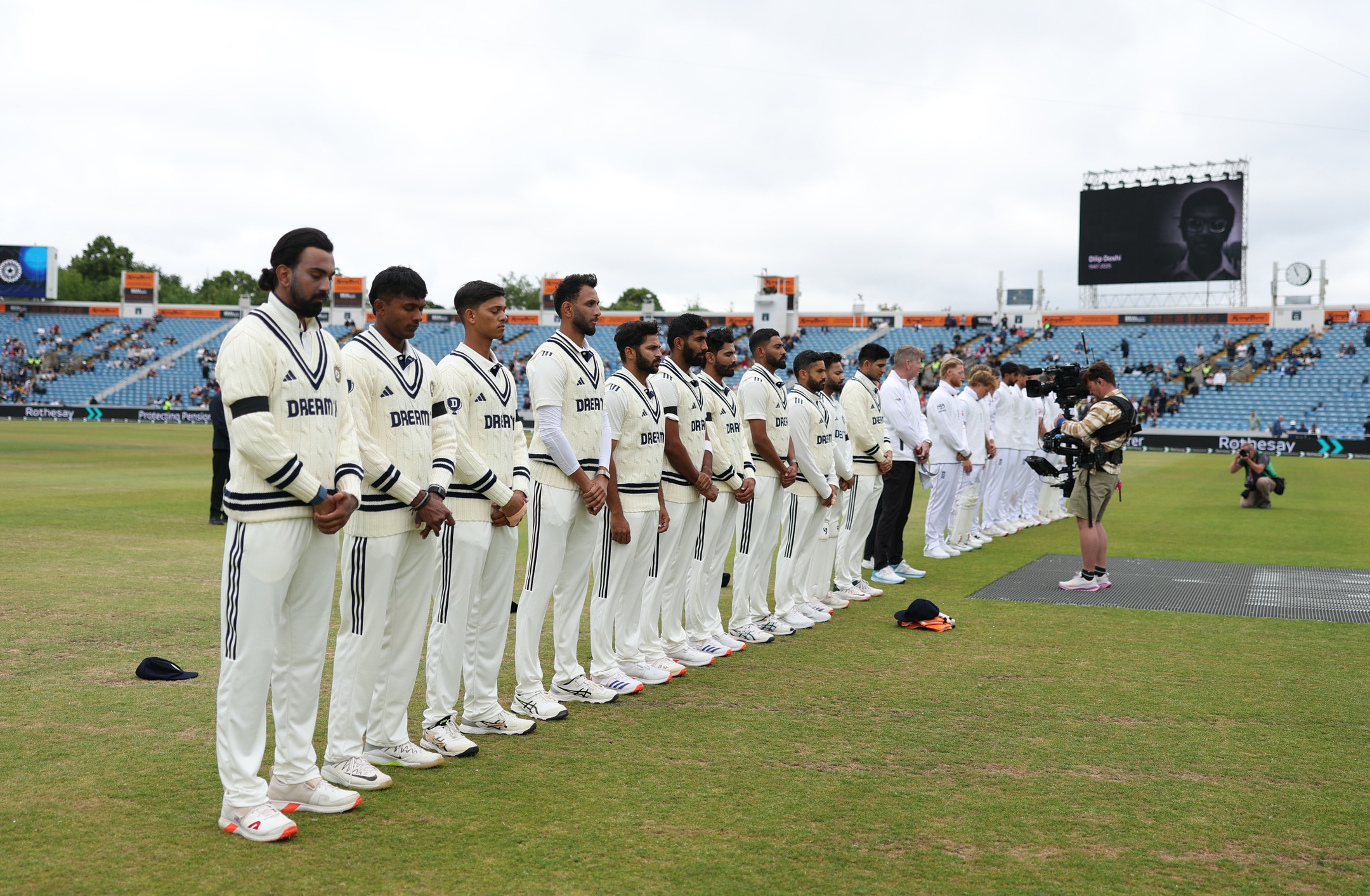 Teams Wear Armbands To Honor Dilip Doshi Cricket teams honour Dilip Doshi by wearing armbands and pausing for a minute of silence!!