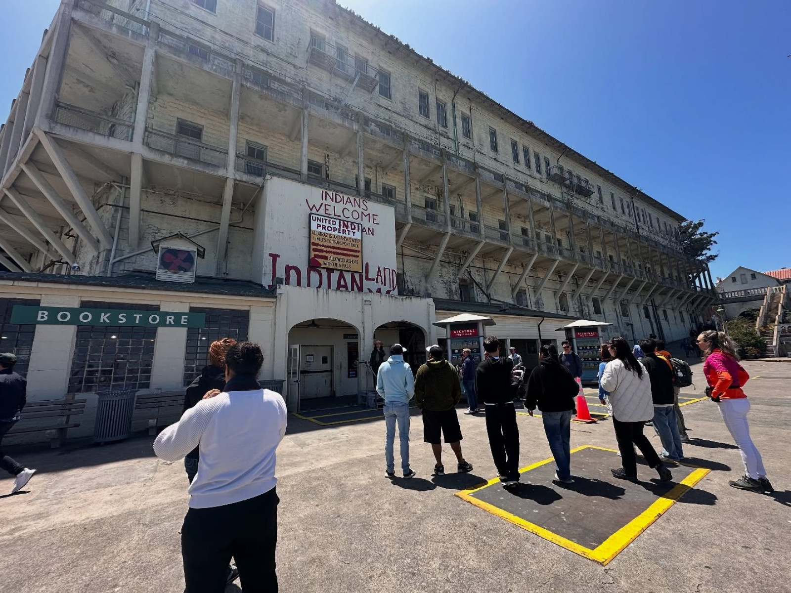 Tourist Adventure: Lisa Sthalekar Enjoys US Golf and Iconic Alcatraz Exploring Alcatraz and US golf with umpires, Lisa savors a playful tourist day in the sun.