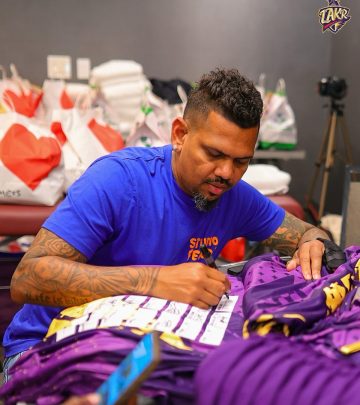 Jersey Signing Craze For Knights Fans